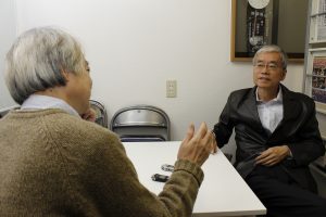 語り合う康熙奉（右）と小原宏延（左）