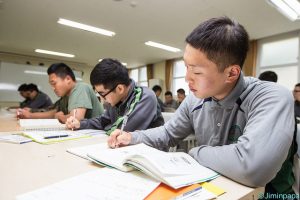 優秀な人は休憩時間にも勉強をする(写真/韓国陸軍公式サイトより）
