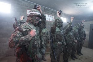 恐怖の化学ガス訓練。防毒マスクをはずさなければならない(写真/韓国陸軍公式サイトより)