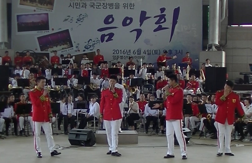 6月4日に楊州市の別山台広場で開かれたステージに立つユンホと軍楽隊の同僚たち(写真=B.Park)