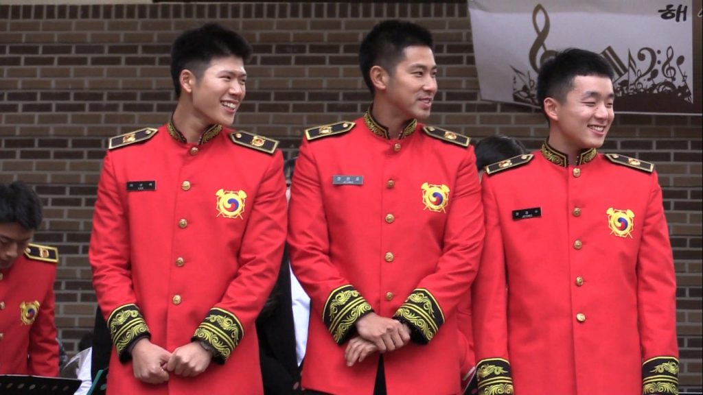 東豆川市のステージのとき、仲間とくつろぐユンホ(写真=B.Park)