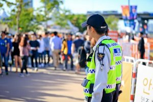 ソンジェは義務警察の広報団に所属したが、義務警察の本来の任務は交番勤務、交通整理、治安維持活動である