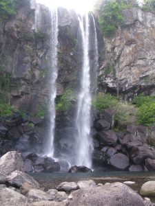 海に水が直接落ちる正房瀑布