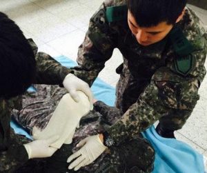 一般的に、軍務中のケガに対しては万全の治療態勢が整っている