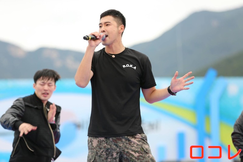 ステージで歌を披露する東方神起のユンホ