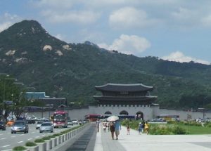 景福宮の左後ろに大統領官邸の青瓦台が小さく見えている