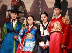 『太陽を抱く月』の製作発表会に登場した出演者たち