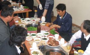 食事をする際にも序列が大事。席順や待遇が序列で決まる