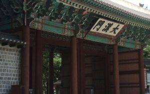 綾陽君は西宮（現在の徳寿宮）の門の前でひれ伏して、仁穆王后の許しを得ようとした