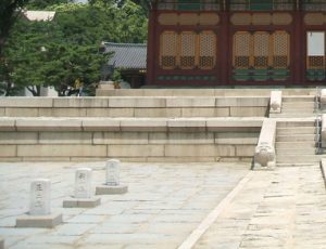 綾陽君は西宮(現在の徳寿宮)の中庭で仁穆王后から光海君の斬首を要請された