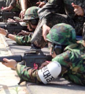 予備役になると定期的に専用訓練所に出向いて銃の撃ち方などを復習する