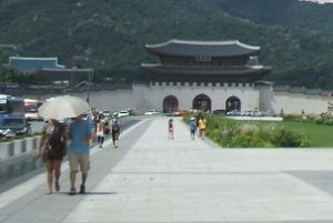 光化門の左に見える青い屋根が大統領官邸。ここで文在寅大統領は執務を行なう