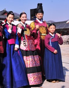 ドラマ『トンイ』でトンイを演じたハン・ヒョジュ（一番左）と張禧嬪を演じたイ・ソヨン（左から二番目）