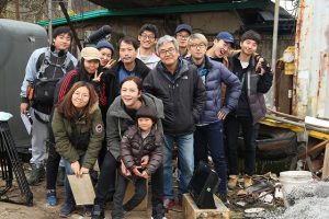 『偉大なる遺産』の出演者やスタッフと写真におさまるチャン・グンソク