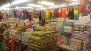 チョゴリを売る店の色彩は本当に華やか