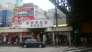 鶴橋駅の真横に市場が広がっている